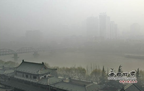 Китайский город Ланьчжоу покрыт густым смогом