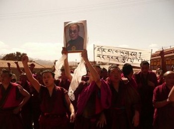 Тибетцы протестую против репрессивной политики Пекина по отношению к их региону. Фото: stoptibetcrisis.net