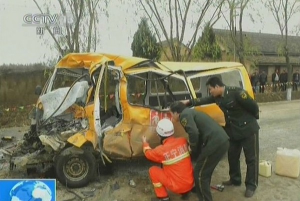 В результате аварии пострадали более 60 детей. Провинция Ганьсу. Ноябрь 2011 год. Фото с news.qq.com