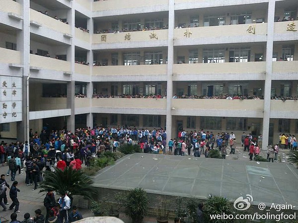 Китай. В знак поддержки бастующих учителей ученики рвали и жгли тетради
