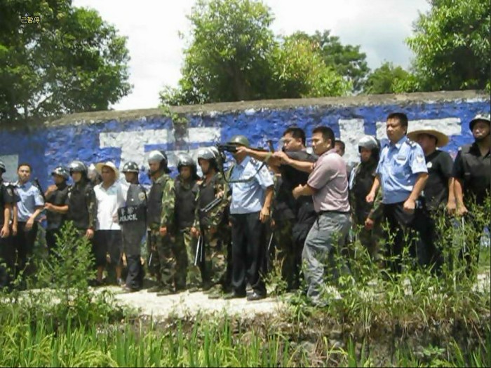 Полицейские подавили протест крестьян. Деревня Сяоцзян провинции Гуандун. Июль 2012 год. Фото с epochtimes.com