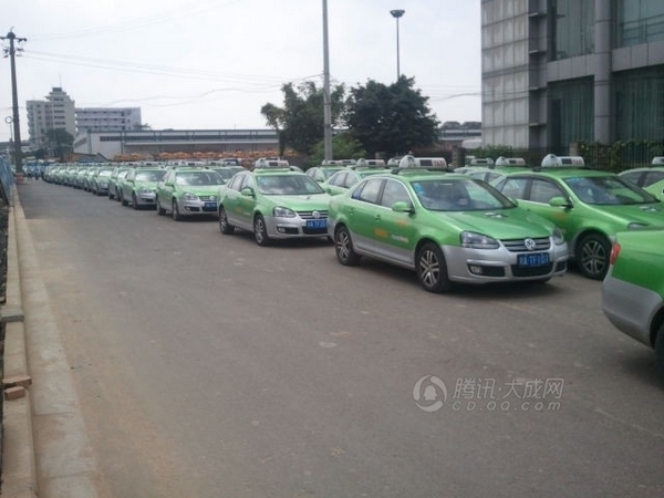 Забастовка таксистов. Город Чэнду провинция Сычуань. 15 сентября 2011 год. Фото: Тэнсюнь