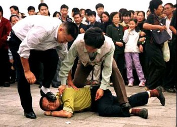 Полицейские в Китае задерживают сторонника Фалуньгун. Фото с minghui.org