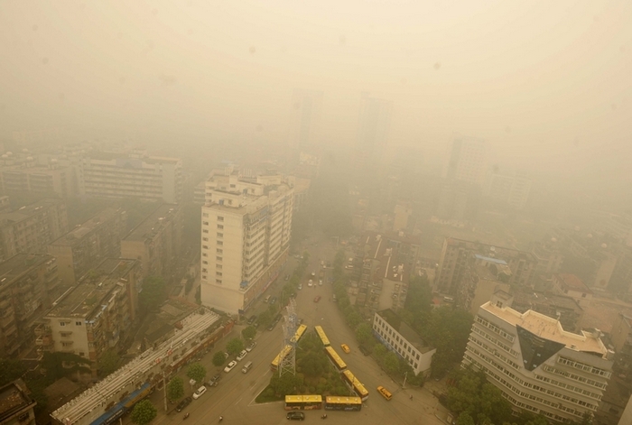 Жёлтый дым окутал город Ухань. Июнь 2012 год. Фото с epochtimes.com