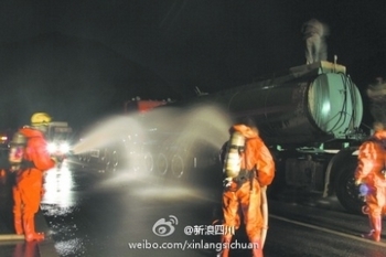 В результате ДТП в реку вылилось 38 тонн серной кислоты. Провинция Сычуань. Октябрь 2011 год. Фото с epochtimes.com