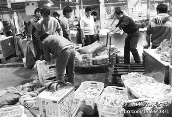 На оптовом рынке в Пекине реализовывают свиные ноги, вымоченные химикатах. Фото с epochtimes.com