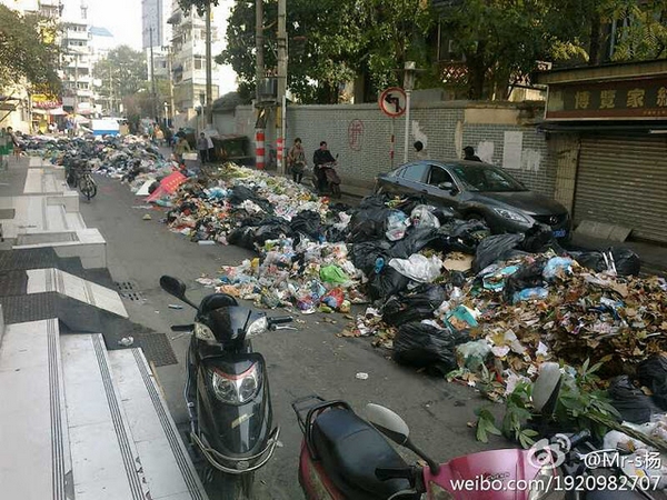 Из-за забастовки дворников город Нанкин начал превращаться в большую мусорную свалку. Фото с epochtimes.com