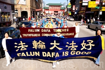 Шествие сторонников Фалуньгун в китайском квартале города Чикаго (США). 22 октября 2011 год. Фото: The Epoch Times