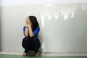 Расстроенная мать девочки сидит возле входа дверей больницы. Провинция Гуандун. Октябрь 2011 год. Фото с aboluowang.com