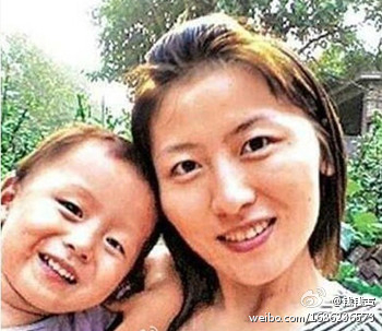 Двухлетняя Ван Юэ с мамой. Фото с epochtimes.com
