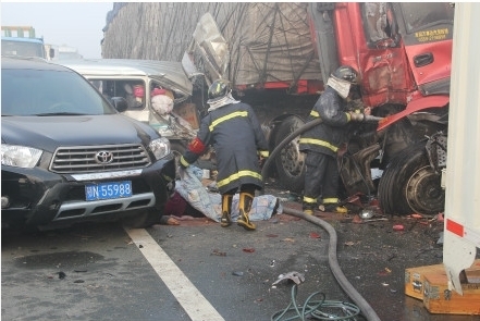 Из-за тумана столкнулись 40 автомобилей. Провинция Хунань. Ноябрь 2011 год. Фото с epochtimes.com