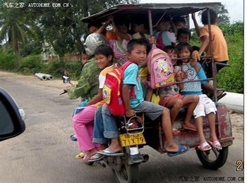 Для перевозки детей во многих районах Китая используют переоборудованные или списанные транспортные средства. Фото с epochtimes.com