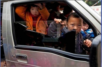 Для перевозки детей во многих районах Китая используют переоборудованные или списанные транспортные средства. Фото с epochtimes.com