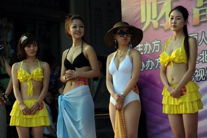 В Китае на смотрины для холостых миллионеров записались более двух тысяч женщин
