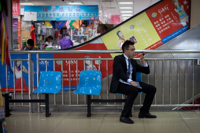Каждый месяц более 10 миллионов пользователей мобильных телефонов в Китае лишаются части денег со своего мобильного счёта, даже не подозревая об этом. Фото: AFP PHOTO / Ed Jones