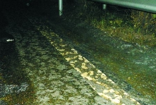 Испаряющаяся серная кислота на дороге. Город Чунцин. Ноябрь 2011 год. Фото с epochtimes.com