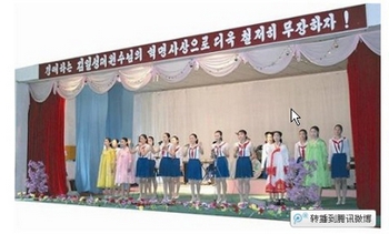Концерт студентов Северной Кореи, посвящённый «великому вождю». Фото с epochtimes.com