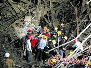Под рухнувшим зданием погибло шесть человек. Провинция Гуандун. Ноябрь 2011 год. Фото с epochtimes.com