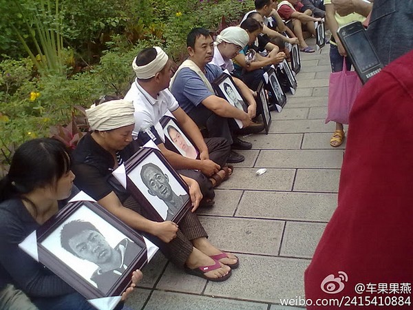 Родственники погибших моряков требуют т властей выплаты компенсации и проведения расследования. Фото с kanzhongguo.com