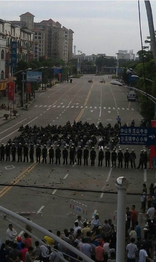 Протесты в посёлке Шаси провинции Гуандун. Июнь 2012 год. Фото с epochtimes.com