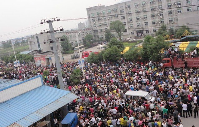 Во время протестов рабочих-мигрантов. Посёлок Сянцзян провинции Чжэцзян. Май 2012 год. Фото с epochtimes.com