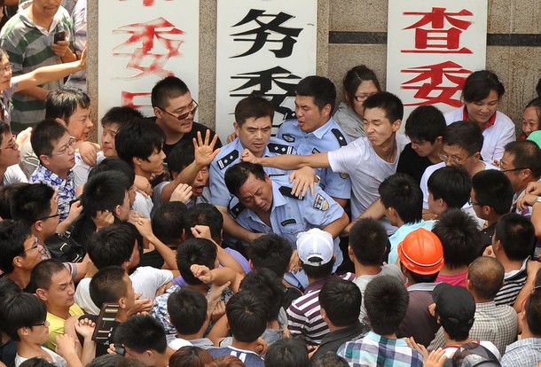 Протесты в городе Цидун провинции Цзянсу. Июль 2012 год. Фото: PETER PARKS/AFP/GettyImages