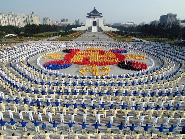 Изображение Фалунь. Участвует 4 тысячи человек. Тайвань. 2005 год