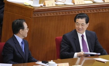 Вэнь Цзябао (слева) и Ху Цзиньтао одерживают победу над кликой Цзян Цзэминя. Фото: AFP