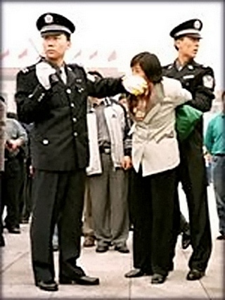 Китайские полицейские арестовывают сторонницу Фалуньгун. Фото с minghui.org
