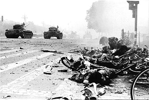 После расстрела студентов на площади Тяньаньмэнь. Пекин. 1989 год