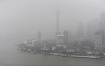 Окутанный смогом Шанхай. 24 января 2013 года. Фото: CFP