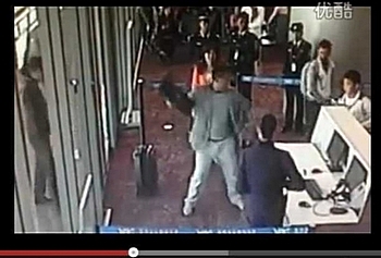 Китайский чиновник опоздал на рейс и устроил погром в аэропорту. Видео