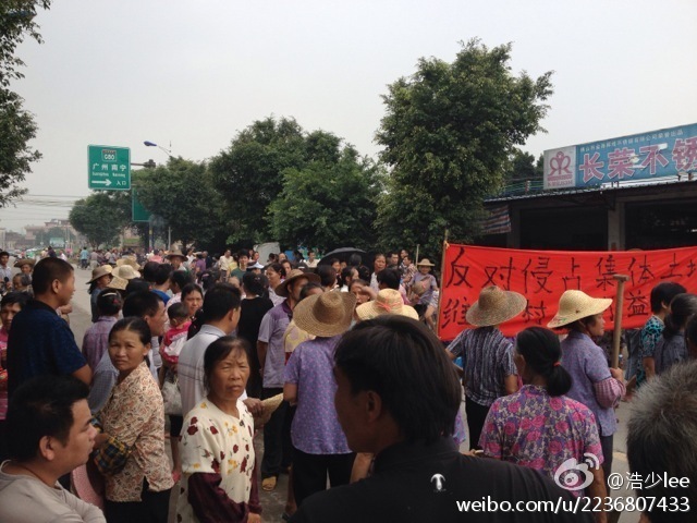 Крестьяне протестую против отъёма чиновниками земли. Провинция Гуандун. Май 2013 года. Фото с molihua.org