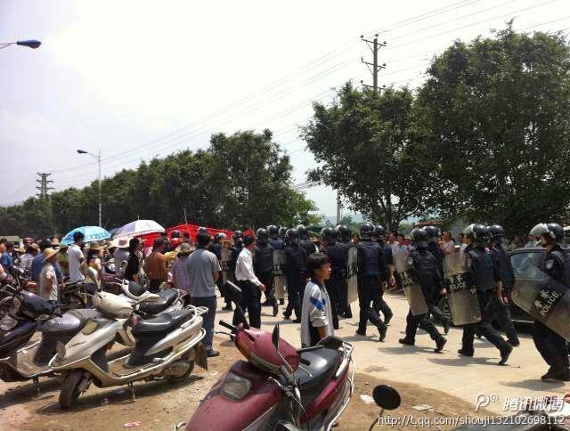 Крестьяне протестую против отъёма чиновниками земли. Провинция Гуандун. Май 2013 года. Фото с molihua.org