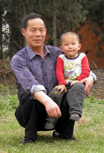 Последователь Фалуньгун Чэнь Дэгуан со своим внуком. Фото: minghui.org