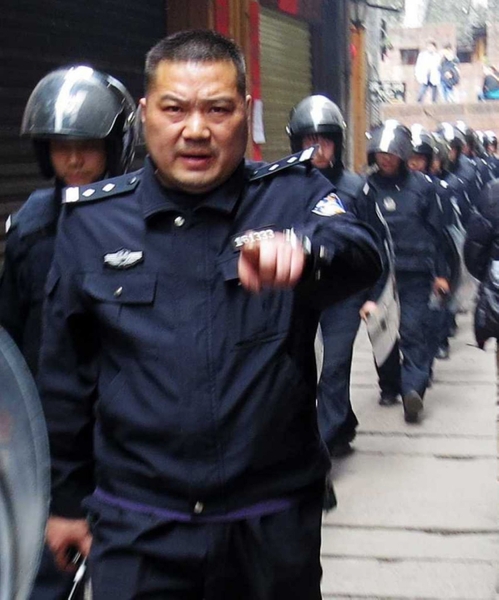 Протесты местных жителей древнего города Фэнхуан. Апрель 2013 год. Фото с epochtimes.com