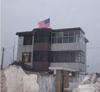 Чтобы спасти дом от сноса, китаец вывесил на нём американский флаг. Январь 2013 года. Фото с epochtimes.com