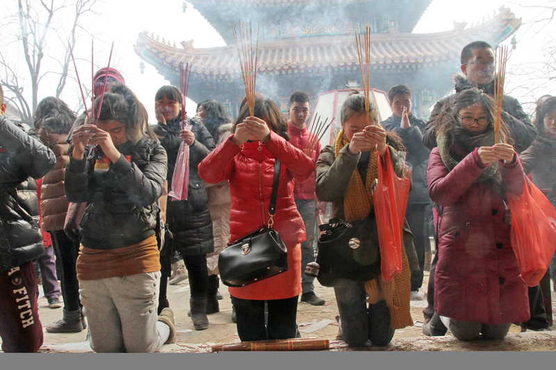 В Пекине перед храмом выстроилась полукилометровая очередь возжигателей свечей