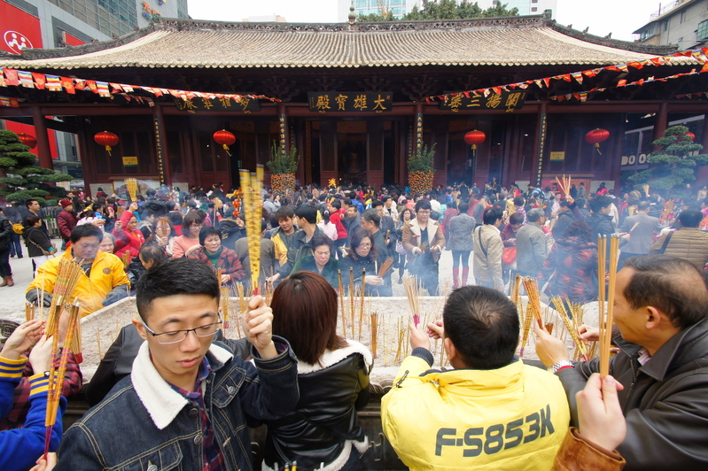 В Пекине перед храмом выстроилась полукилометровая очередь возжигателей свечей