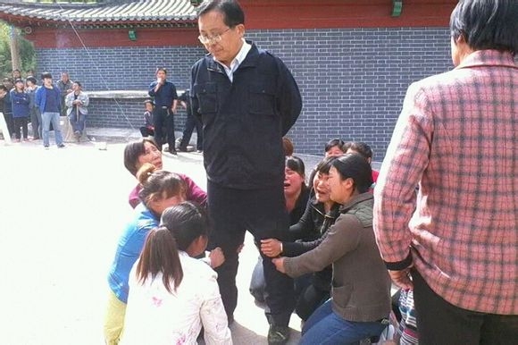 Крестьяне в Китае на коленях умоляют чиновника о милости