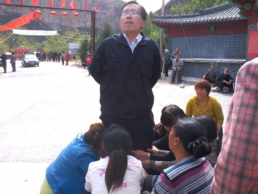 Крестьяне в Китае на коленях умоляют чиновника о милости