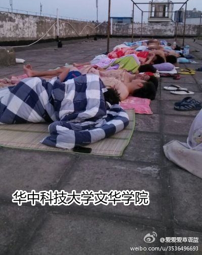 Студенты вузов из-за жары спят на крышах общежитий. Город Ухань. Июнь 2013 года. Фото с epochtimes.com