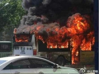 За два дня в городе Ухане из-за жары произошло более 10 самовозгораний общественного транспорта. Июнь 2013 года. Фото с epochtimes.com
