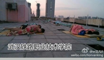 Студенты вузов из-за жары спят на крышах общежитий. Город Ухань. Июнь 2013 года. Фото с epochtimes.com