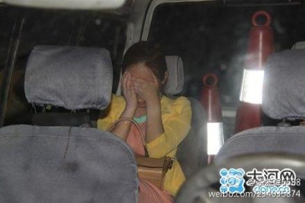 Родственница мэра, ставшая виновницей инцидента. Город Цзиюань провинции Хэнань. Май 2013 года. Фото с epochtimes.com