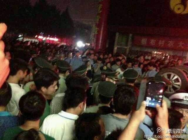 Стихийный народный протест в Китае. Город Цзиюань провинции Хэнань. Май 2013 года. Фото с epochtimes.com