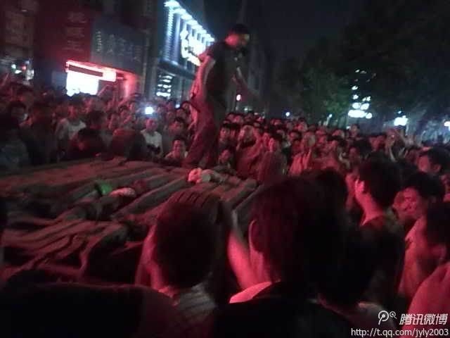 Стихийный народный протест в Китае. Город Цзиюань провинции Хэнань. Май 2013 года. Фото с epochtimes.com
