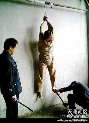 Одна из многочисленных пыток, которые применяют к заключённым в лагере Масаньцзя. Фото с epochtimes.com 
