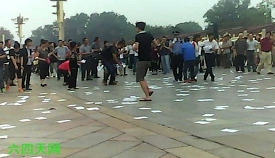Петиционеры разбрасывают листовки на площади Тяньаньмэнь. Пекин. Июнь 2013 года. Фото: 64tianwang.com