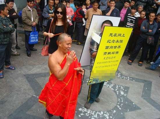 Сочетая несочетаемое: сексапильная девушка и монах проводят ритуальную церемонию в Китае